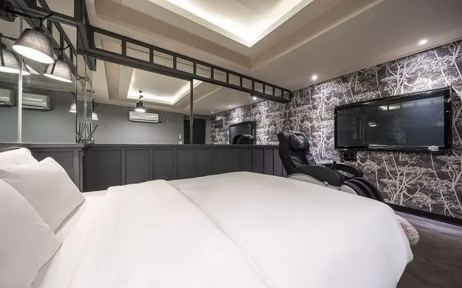 Oda (Suite (massage chair Netflix viewing )