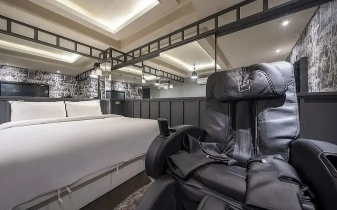 Oda (Suite (massage chair Netflix viewing )