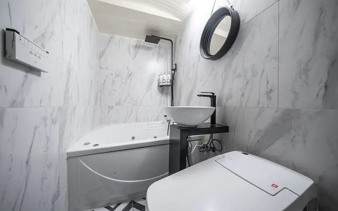 Oda (Suite (massage chair Netflix viewing )