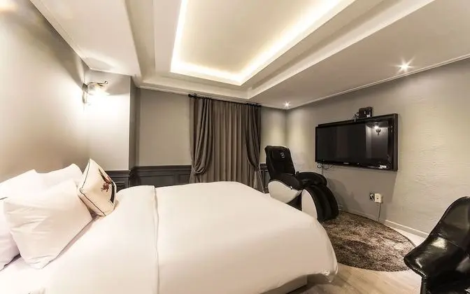 Oda (Suite (massage chair Netflix viewing )