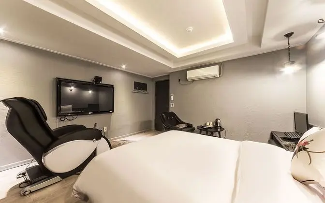 Oda (Suite (massage chair Netflix viewing )