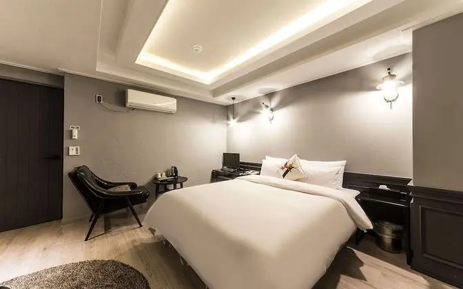 Oda (Suite (massage chair Netflix viewing )