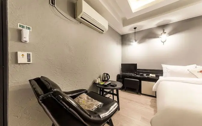 Oda (Suite (massage chair Netflix viewing )