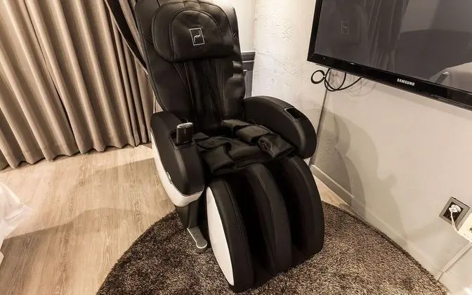 Oda (Suite (massage chair Netflix viewing )