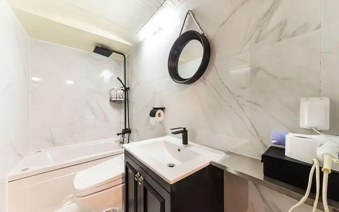 Oda (Suite (massage chair Netflix viewing )