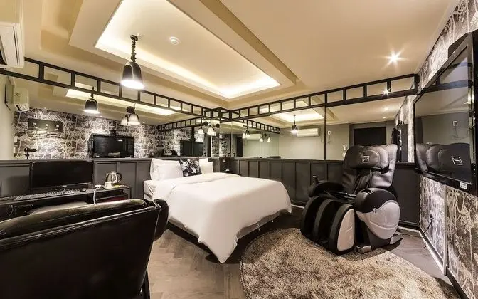 Oda (Suite (massage chair Netflix viewing )