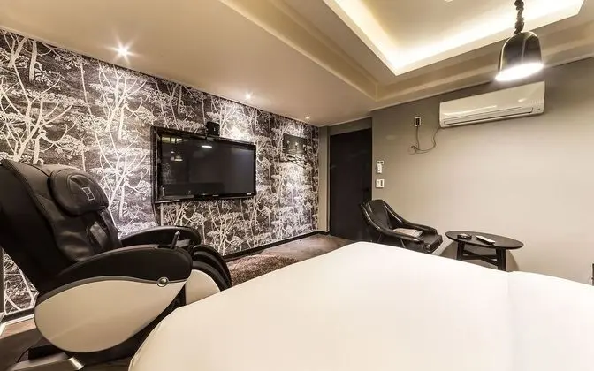 Oda (Suite (massage chair Netflix viewing )