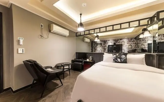 Oda (Suite (massage chair Netflix viewing )