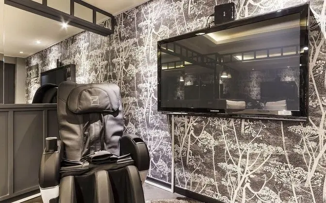 Oda (Suite (massage chair Netflix viewing )