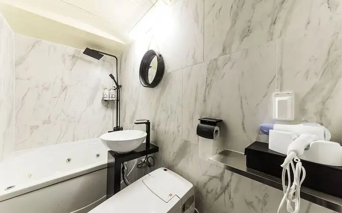 Oda (Suite (massage chair Netflix viewing )