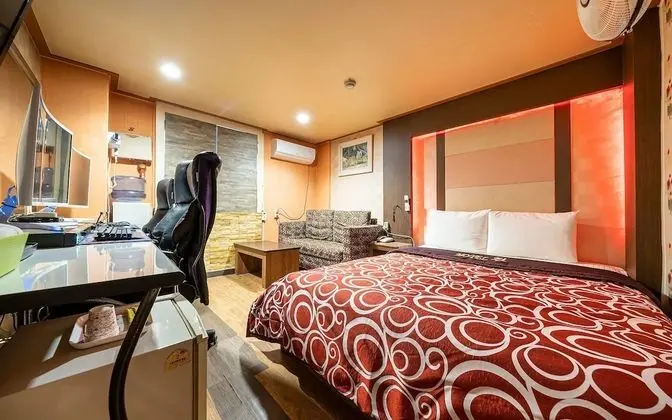 Oda (2PC game room (two game PCs Netflix a)