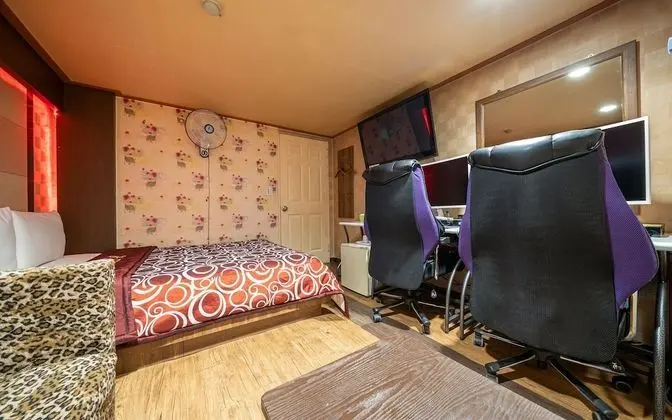 Oda (2PC game room (two game PCs Netflix a)