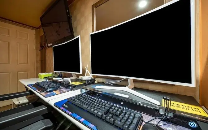 Oda (2PC game room (two game PCs Netflix a)