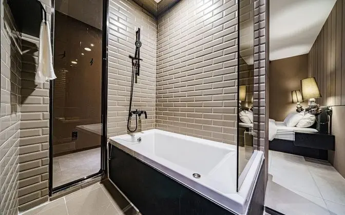 Oda (Deluxe (Netflix Wave + Bathtub + LG H)