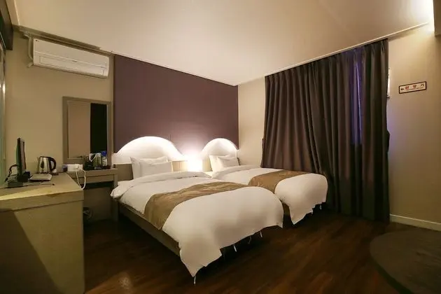 Oda (Twin (2 Single Bed + 1 PC))