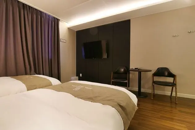 Oda (Twin (2 Single Bed + 1 PC))
