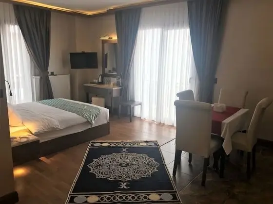 Tek Büyük Yataklı Oda, Mutfak, Göl Manzaralı
