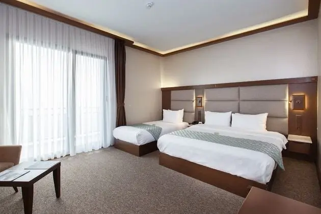 Üç Kişilik Oda, Göl Manzaralı