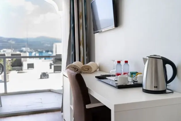 Tek Büyük Yataklı Oda, Balkon, Deniz Manzaralı (chill out, 2 adults + 1 child)