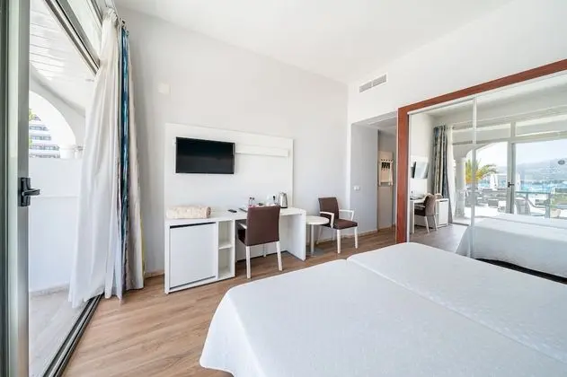 Tek Büyük Yataklı Oda, Balkon, Deniz Manzaralı (chill out, 2 adults + 1 child)