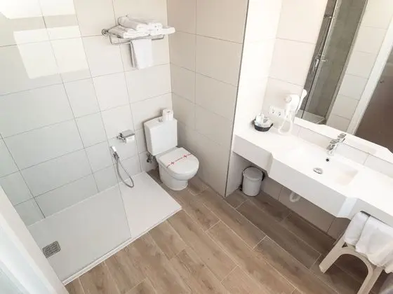 Tek Büyük Yataklı Oda, Balkon, Deniz Manzaralı (chill out, 2 adults + 1 child)