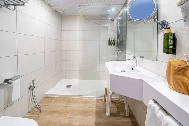 Tek Büyük Yataklı Oda, Balkon, Deniz Manzaralı (chill out, 2 adults + 1 child)