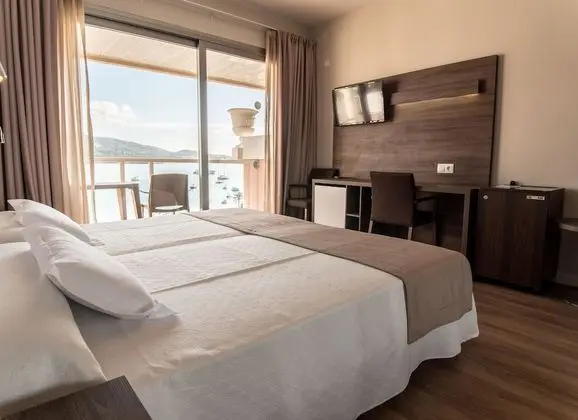 Tek Büyük Yataklı Oda, Balkon, Deniz Manzaralı (high floor, 1 adult + 2 children)