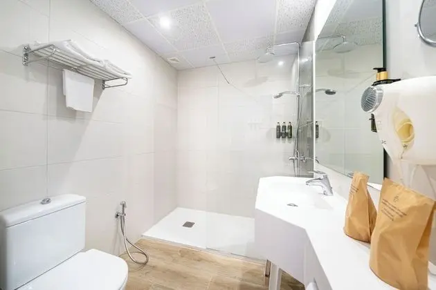 Tek Büyük Yataklı Oda, Balkon, Deniz Manzaralı (high floor, 1 adult + 2 children)