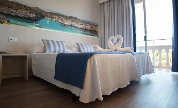 Tek Büyük Yataklı Oda, Balkon, Kısmi Deniz Manzaralı (1 adult)