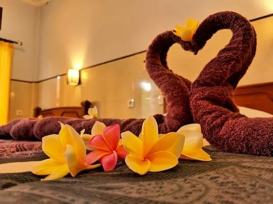 Deluxe Üç Kişilik Oda, Birden Çok Yatak, Balkon, Havuz Manzaralı