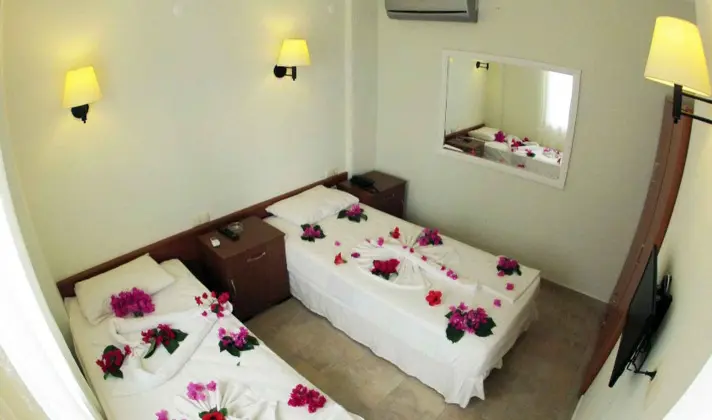 Delux Havuz & Bahçe Manzaralı Oda