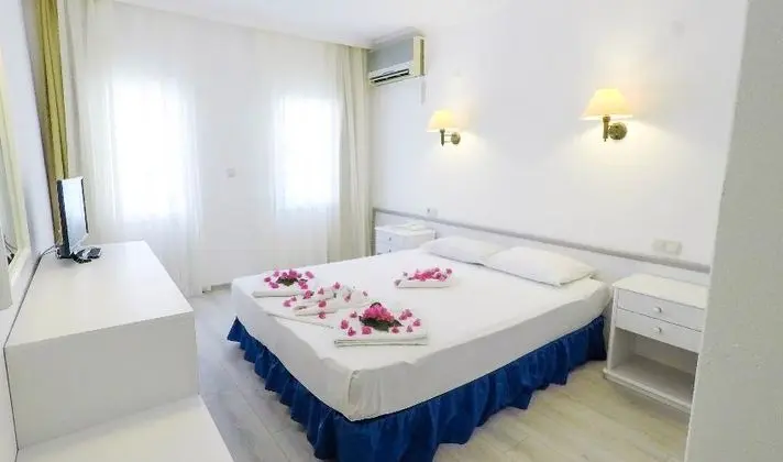 Delux Havuz & Bahçe Manzaralı Oda