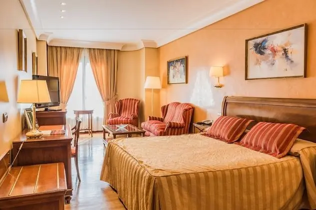 Büyük Yataklı Tek Kişilik Oda