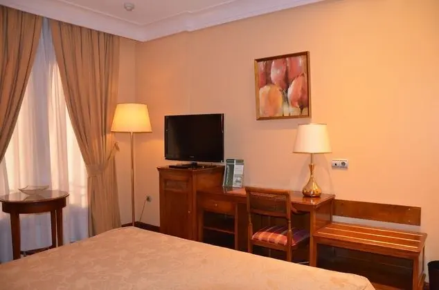 Büyük Yataklı Tek Kişilik Oda