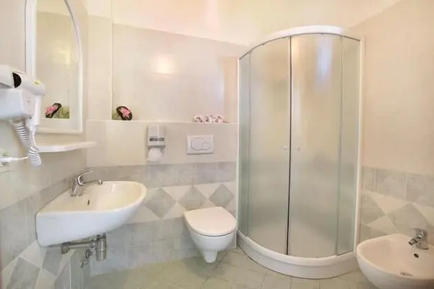 Büyük Yataklı Tek Kişilik Oda