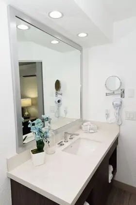 RQQV Single Room with 2 Queen Beds and Courtyard View