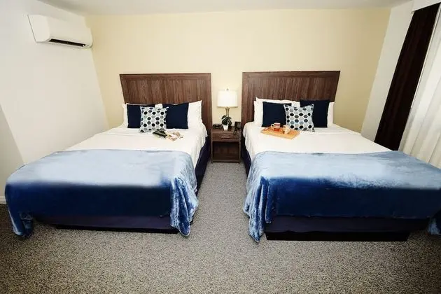RQQV Single Room with 2 Queen Beds and Courtyard View