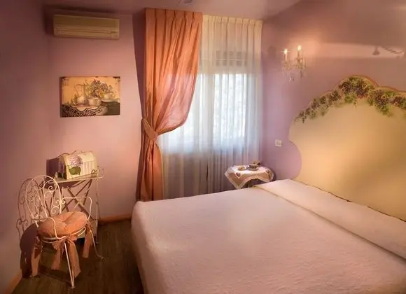 Basic Tek Büyük veya İki Ayrı Yataklı Oda (No Balcony)