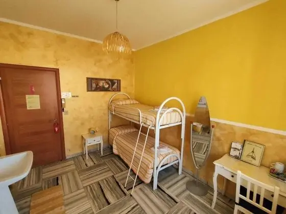 İki Ayrı Yataklı Oda, Ortak Banyo