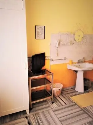 İki Ayrı Yataklı Oda, Ortak Banyo