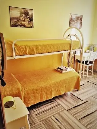 İki Ayrı Yataklı Oda, Ortak Banyo