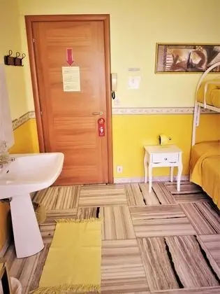 İki Ayrı Yataklı Oda, Ortak Banyo