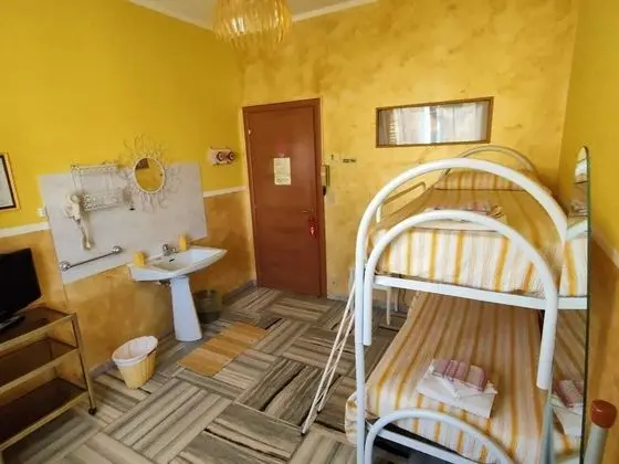 İki Ayrı Yataklı Oda, Ortak Banyo