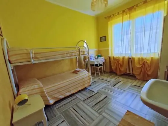 İki Ayrı Yataklı Oda, Ortak Banyo