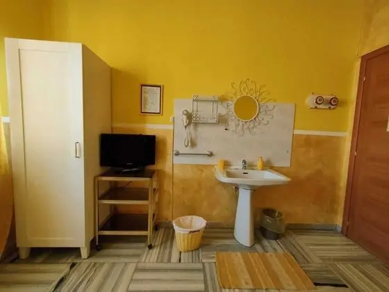 İki Ayrı Yataklı Oda, Ortak Banyo