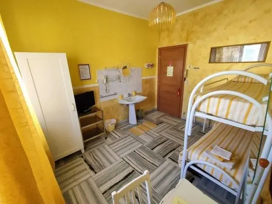İki Ayrı Yataklı Oda, Ortak Banyo