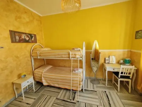İki Ayrı Yataklı Oda, Ortak Banyo