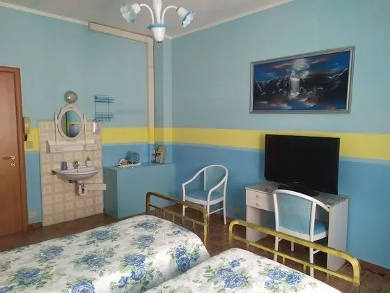 Tek Büyük veya İki Ayrı Yataklı Oda, Ortak Banyo