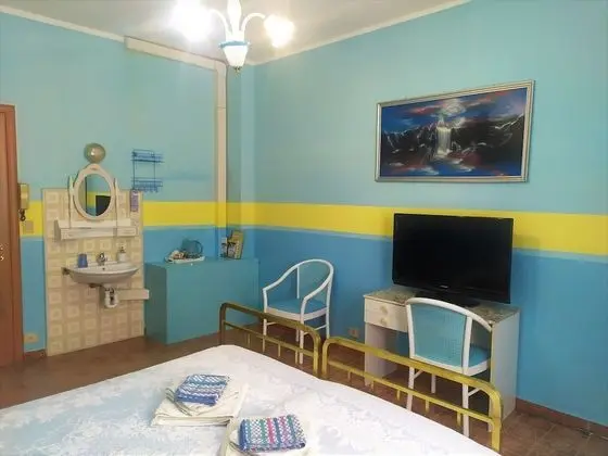 Tek Büyük veya İki Ayrı Yataklı Oda, Ortak Banyo