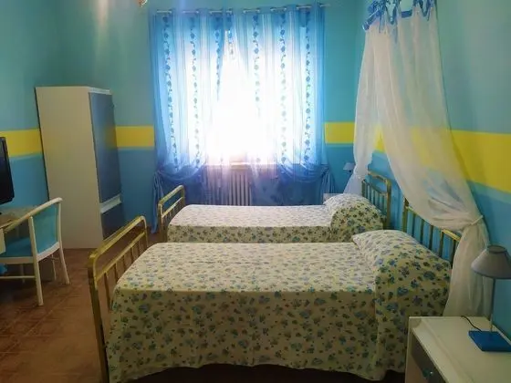 Tek Büyük veya İki Ayrı Yataklı Oda, Ortak Banyo